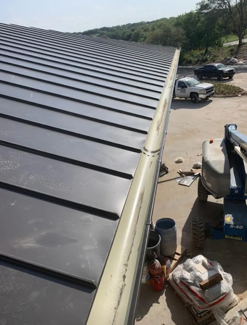 Standing seam panel and gutter detail on a metal roofing jobsite in San Buenaventura (Ventura)